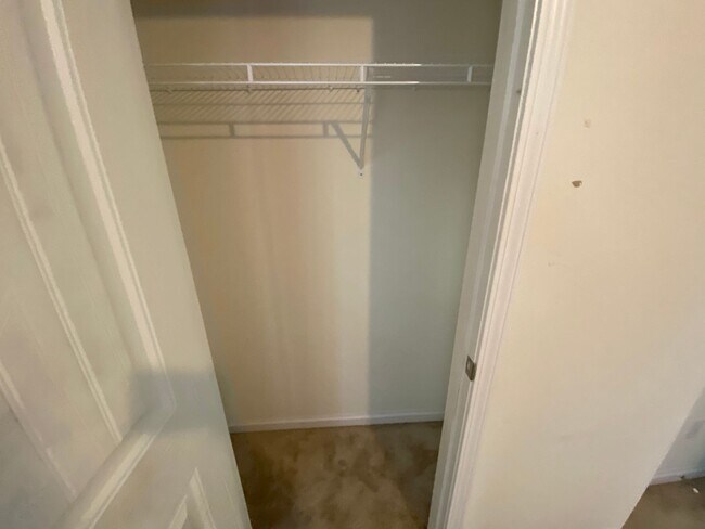 Building Photo - Room in 4 Bedroom Home at Bluegrove Rd