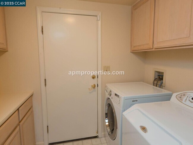 Building Photo - 4112 Creekpoint Ct