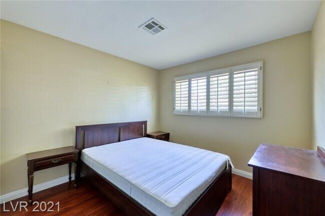 Building Photo - Gorgeous 4 bedroom home with large corner ...