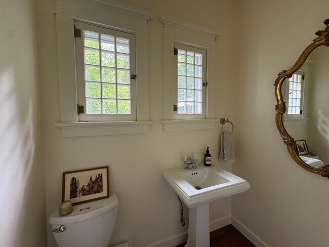 Building Photo - Beautiful Classic 4+ Bedroom 3,800 Sq. Ft....