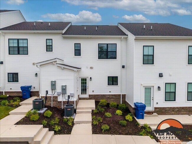 Building Photo - Well-Located Townhome with Private Off-Street Parking