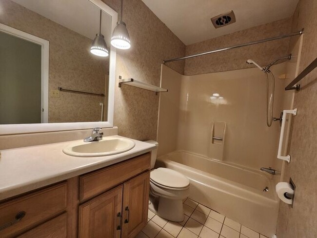 Building Photo - 3 bed 2 bath condo in a great location with awesome amenities!