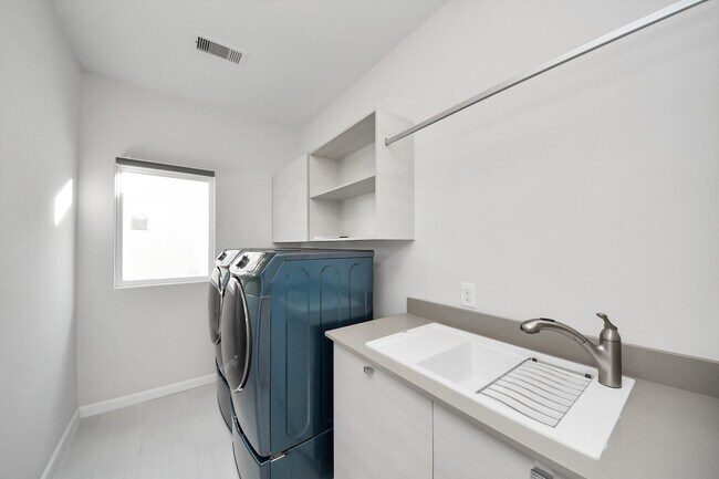 Building Photo - 1715 Maravilla Dr