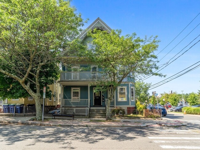 Building Photo - 98 Elm St