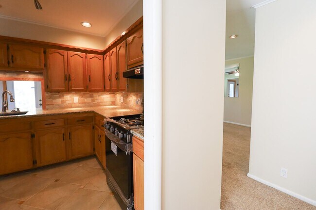 Building Photo - 3 Bed Mid-Town Beaut! Available for Immedi...