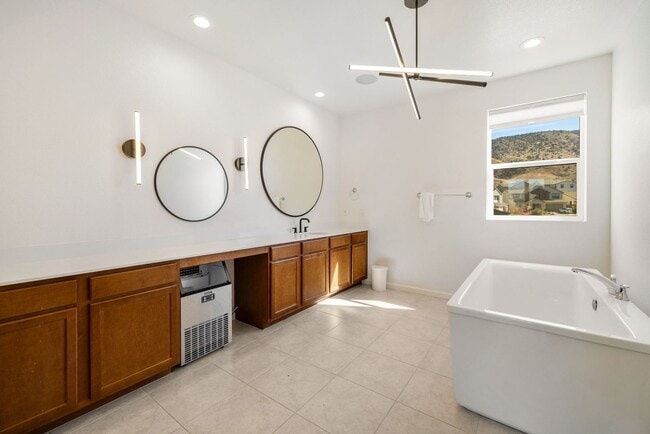 Building Photo - Beautiful 4BR/4BA home in the gated Copper View community. Features spacious living areas, mounta...