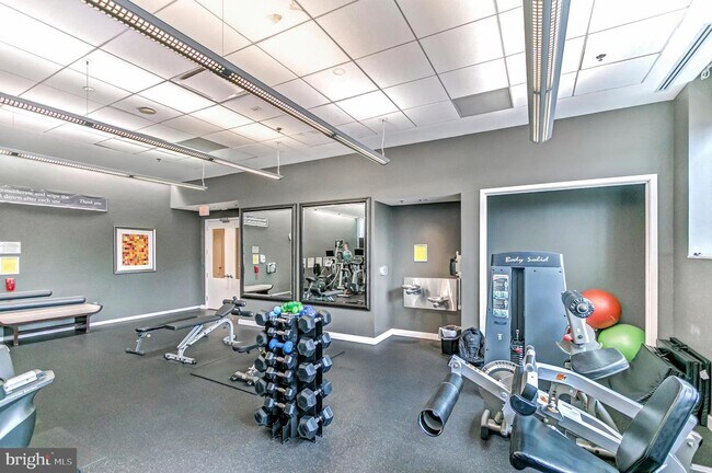 Building Photo - 5750 Bou Ave