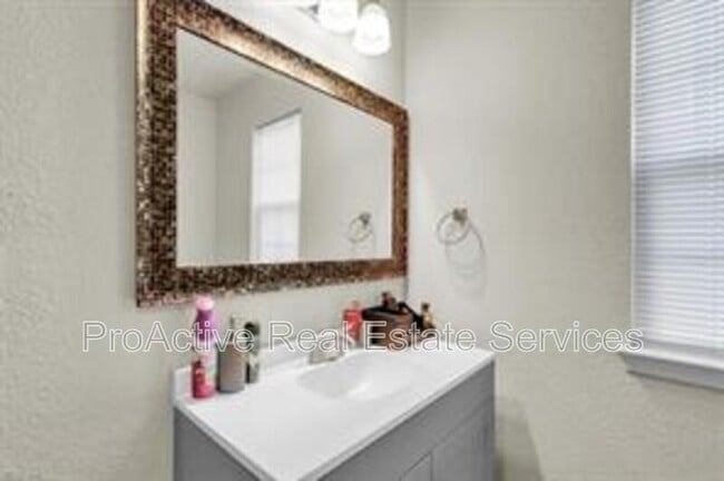 Building Photo - 223 N 7th St