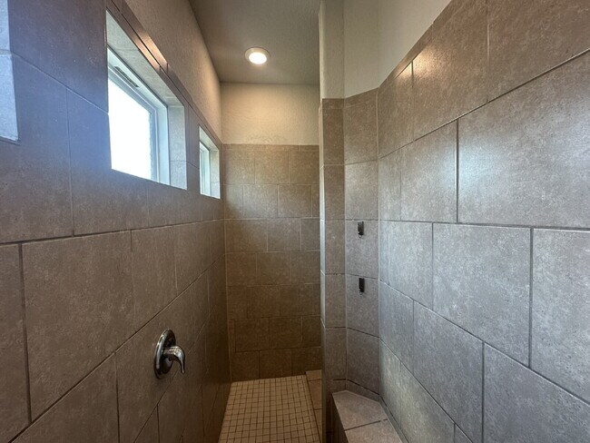 Building Photo - Spacious 5 Bedroom, 3.5 Bath Home with 2,6...