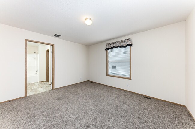 Building Photo - 395 Elder St