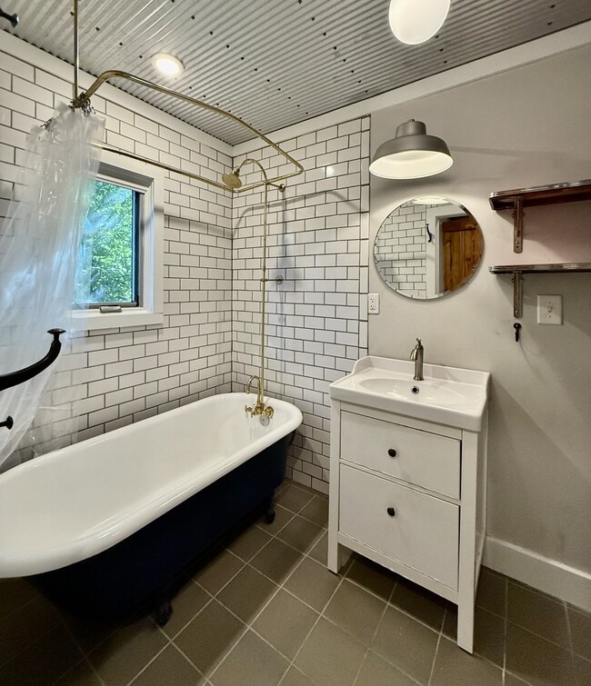 Building Photo - 574 Primitive St