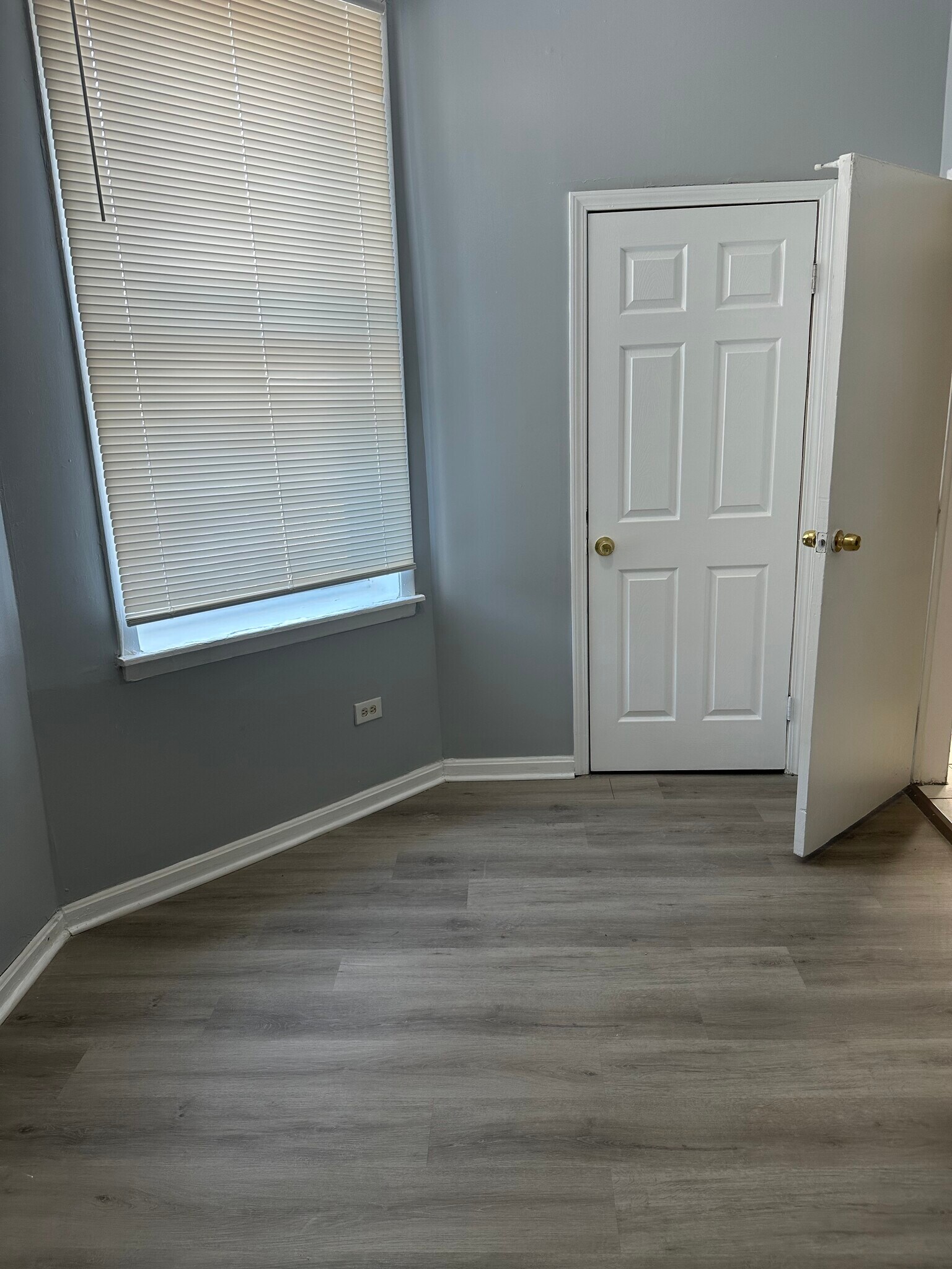 Building Photo - 3348 W Van Buren St