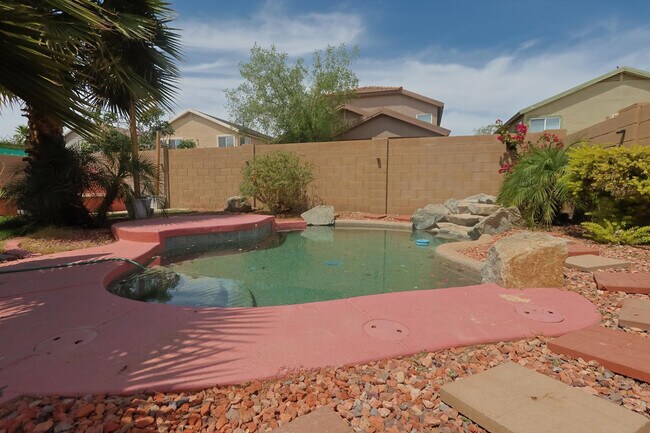 Building Photo - 14878 W Bloomfield Rd