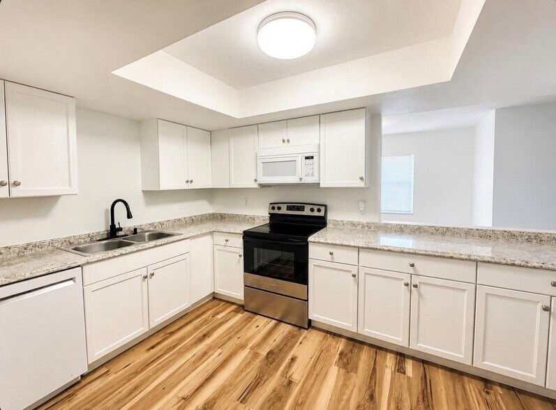 Building Photo - 411 Banana Cay Dr