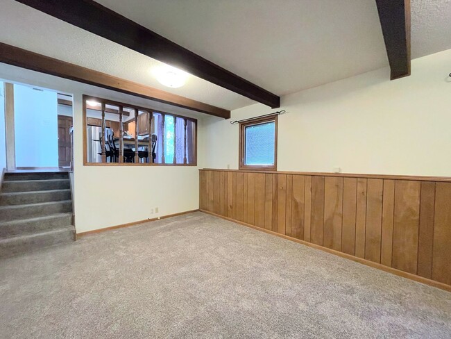 Building Photo - Updated 3 bed 2 bath home in great neighbo...