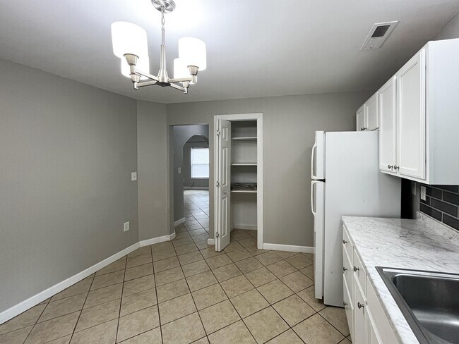 Building Photo - 316 W Chestnut Ave