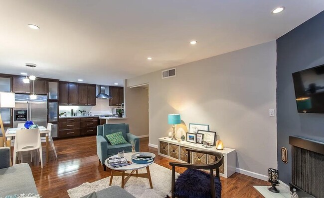 Building Photo - 8530 Holloway Dr