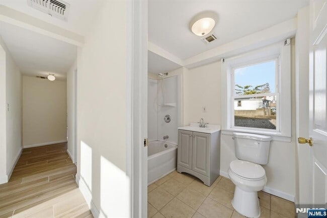 Building Photo - 75 Lakeview Terrace