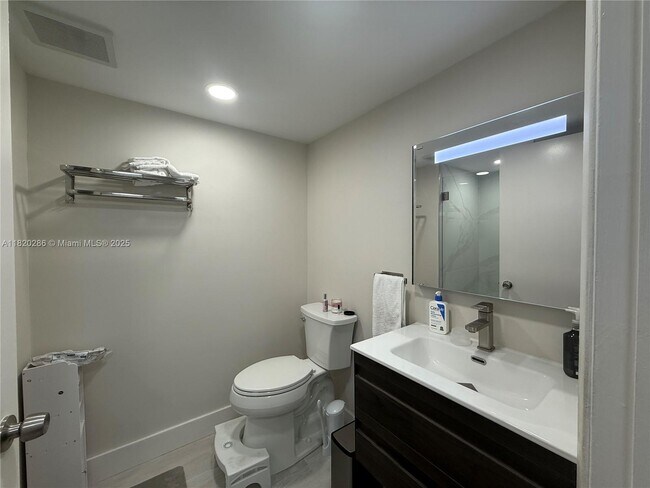 Building Photo - 9405 Fontainebleau Blvd