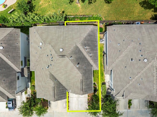 Building Photo - 5021 Lehman Oaks Dr