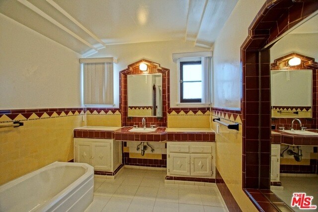 Building Photo - 219 S Martel Ave