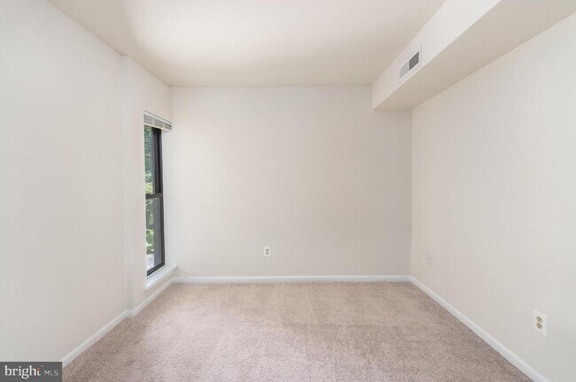 Building Photo - 5805 Royal Ridge Dr