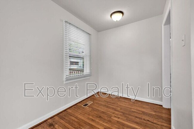 Building Photo - 7119 1st Ave S