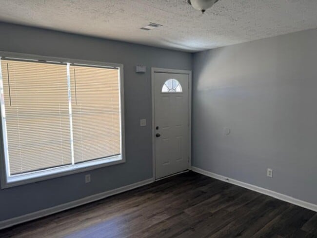 Building Photo - Newly Updated Duplex Unit in Riverdale