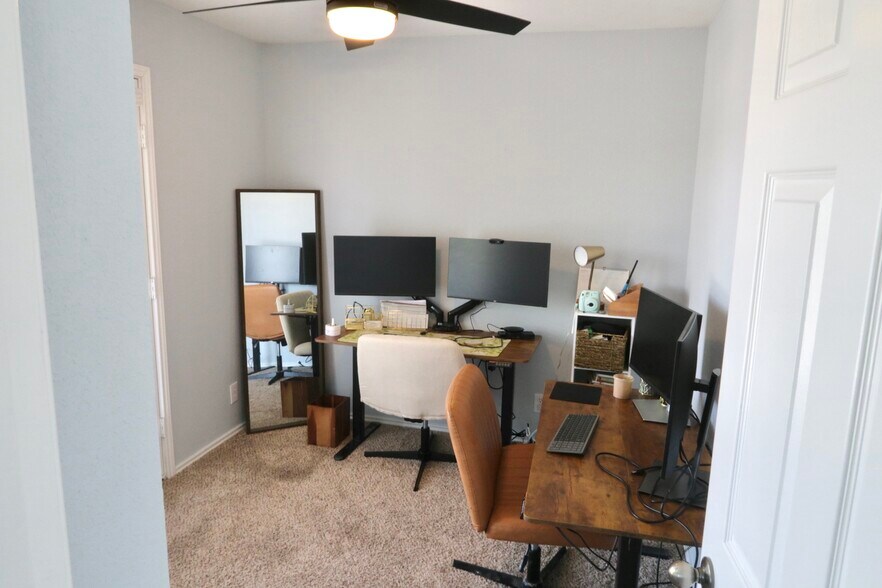 Office/ bedroom - 500 Rolling Oak Dr