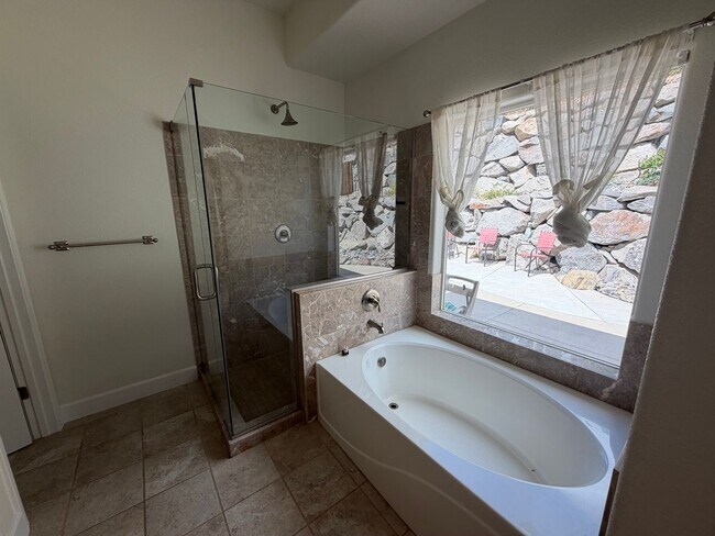 Building Photo - 1174 University Ridge Dr