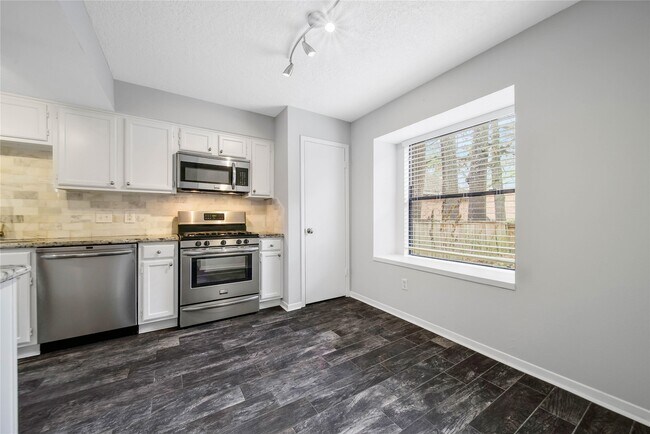 Building Photo - 10 E Willowood Ct