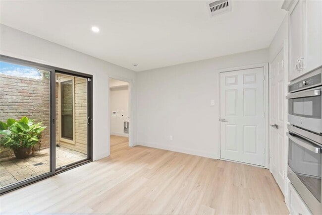 Building Photo - 14147 Hillvale Dr
