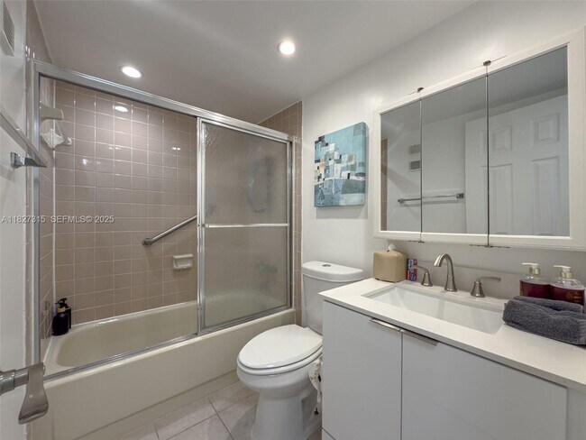 Building Photo - 250 NE 181st St