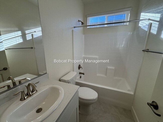 Building Photo - 925 Nelle Dr