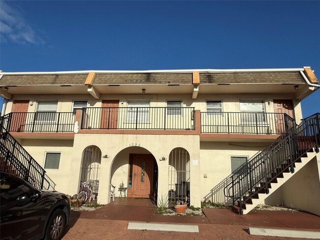 Building Photo - 1235 W River Dr