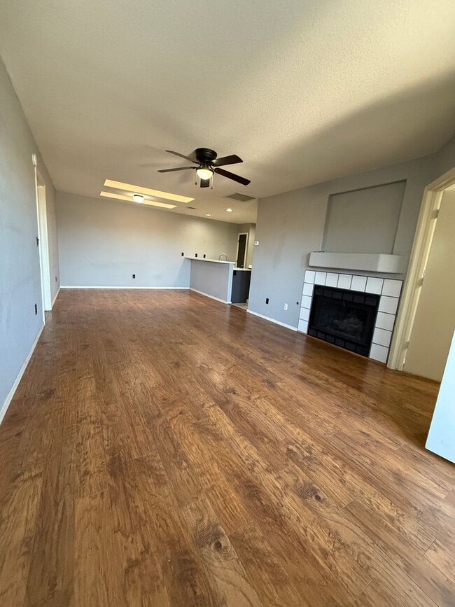 Building Photo - 2 Bedroom, 2 Bath Split Floor Plan Great L...