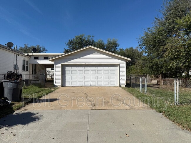 Building Photo - 4547 E Young Ct