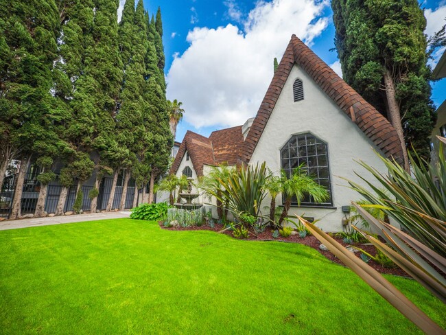 Building Photo - Beautiful West Hollywood Tudor 2 Bed/2.5 B...