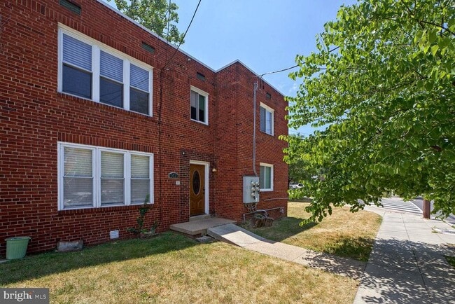 Building Photo - 1471 Bangor St SE