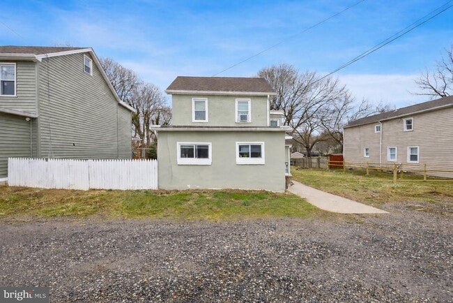 Building Photo - 707 Forrest St