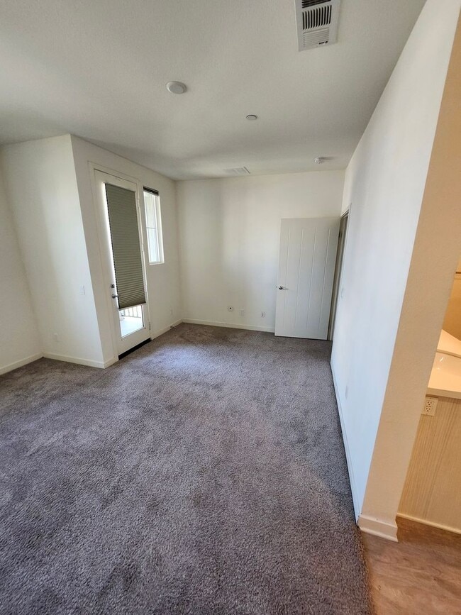 Building Photo - Gorgeous Tri-level Townhouse 3 beds 3 1/2 ...