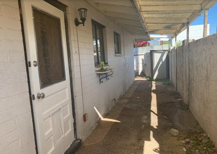 Building Photo - 2715 E Glenrosa Ave