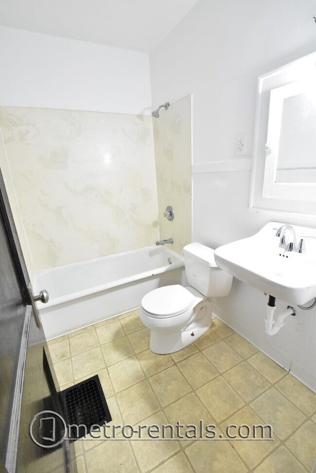 Building Photo - 2832-2834 Indianola Avenue