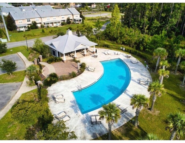 Building Photo - Beautiful 2/2.5 Townhouse in the heart of Freeport