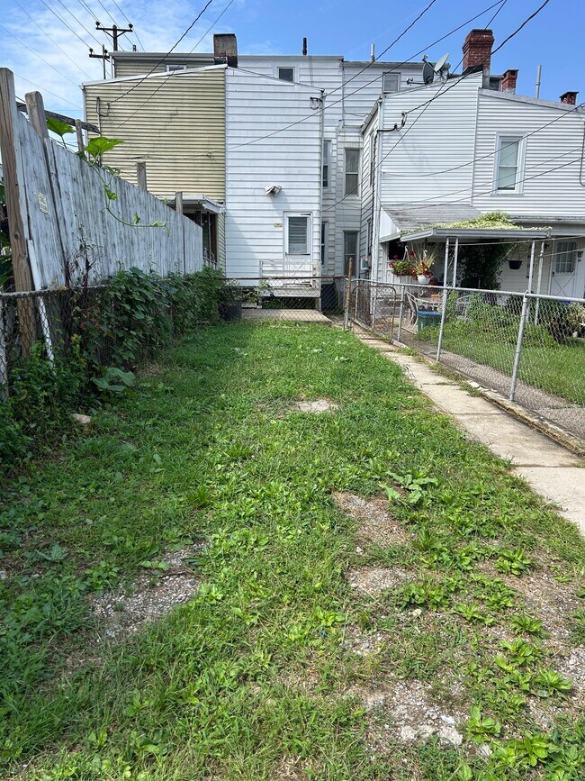 Building Photo - 563 S 18th St