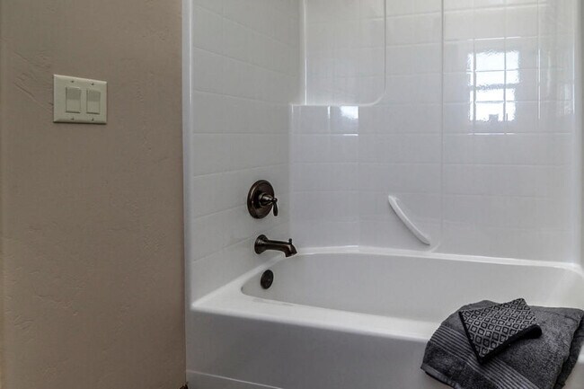 Building Photo - Washington Townhome in Washington