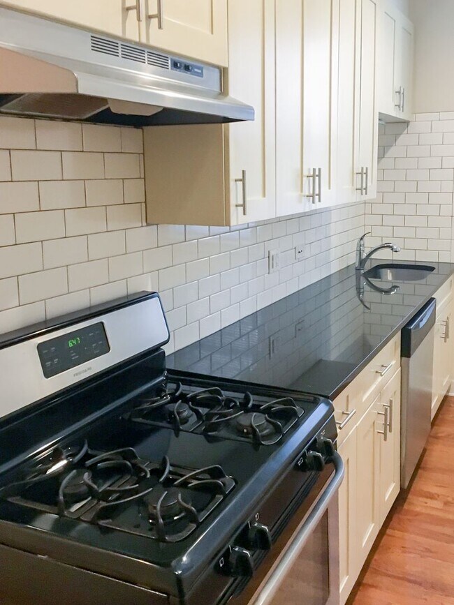 Interior Photo - 851-59 W. Cornelia