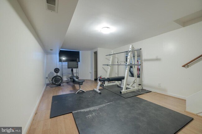 Building Photo - 835 Wellington St