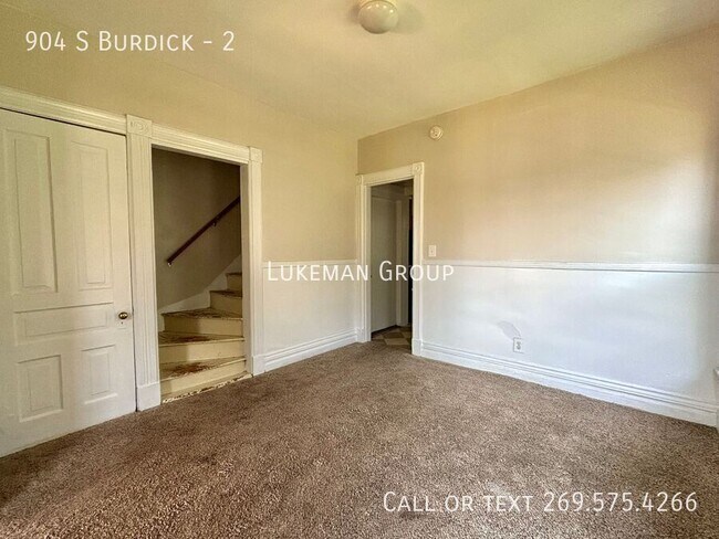 Building Photo - 904 S Burdick-2