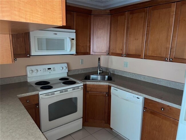 Building Photo - 2642 Pine Ridge Way S